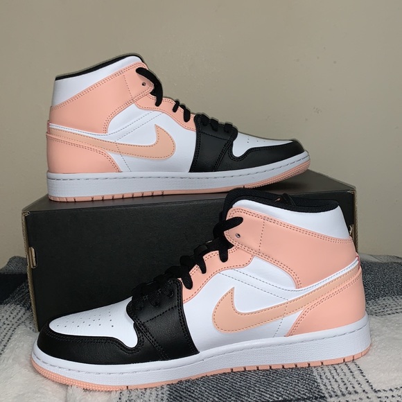 Air Jordan 1 Mid Sneakers Size: 8.5M *New in Box* - Picture 4 of 10